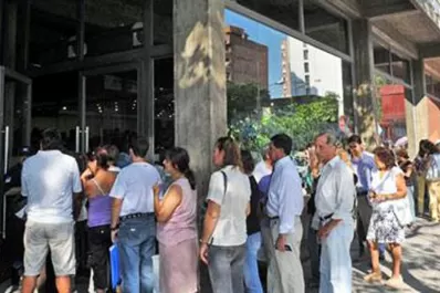 Limitan la espera en las filas para la atención al público