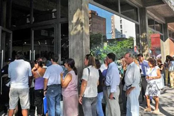 Limitan la espera en las filas para la atención al público