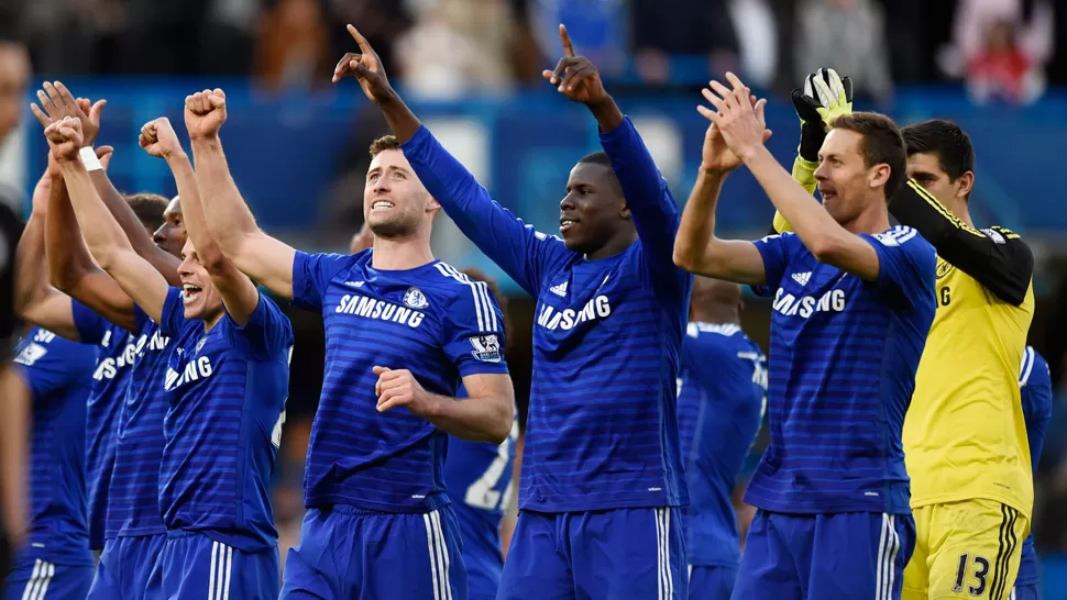 CELEBRACION. Los jugadores de Chelsea saludan a su público después de una victoria que puede ser determinante para la obtención del campeonato. REUTERS