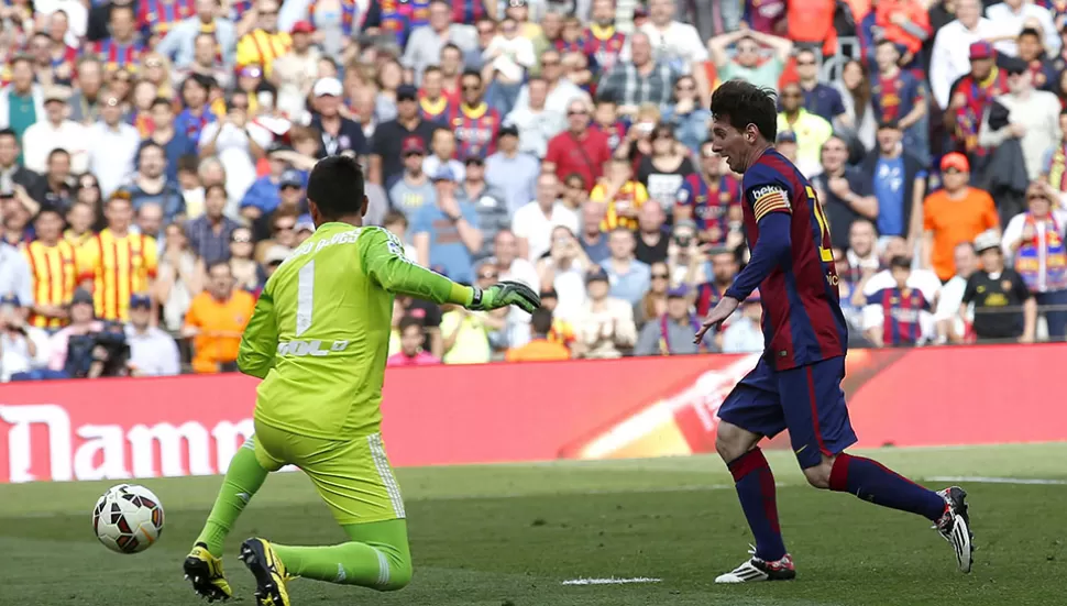 INSACIABLE. Messi convirtió de puntín su gol 400 en Barca. REUTERS