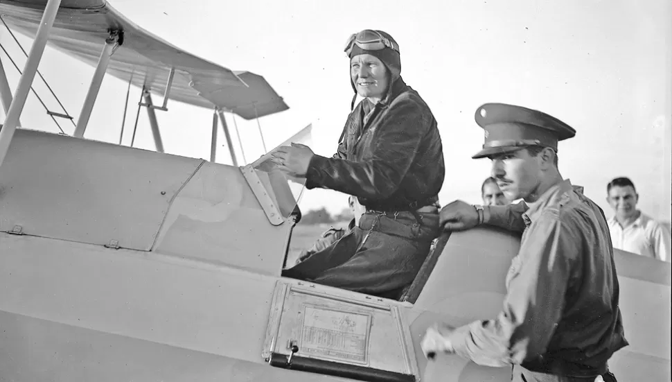 EN SU AVION. Carola Lorenzini saliendo de su Focke Wulf monoplaza luego de aterrizar en Tucumán.