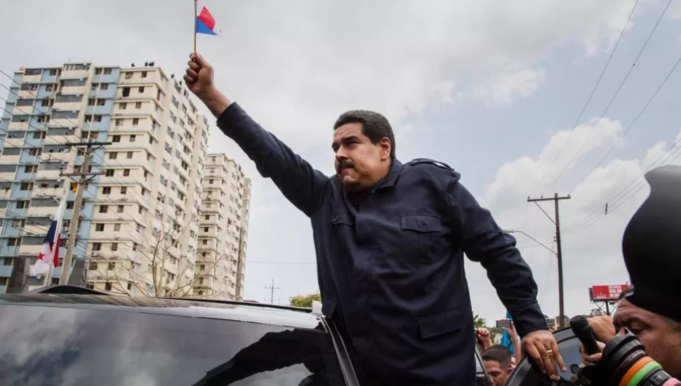 RECORRIDA. Maduro saluda a miembros de la milicia chavista, junto a su esposa, Cilia Flores, en Caracas. Reuters