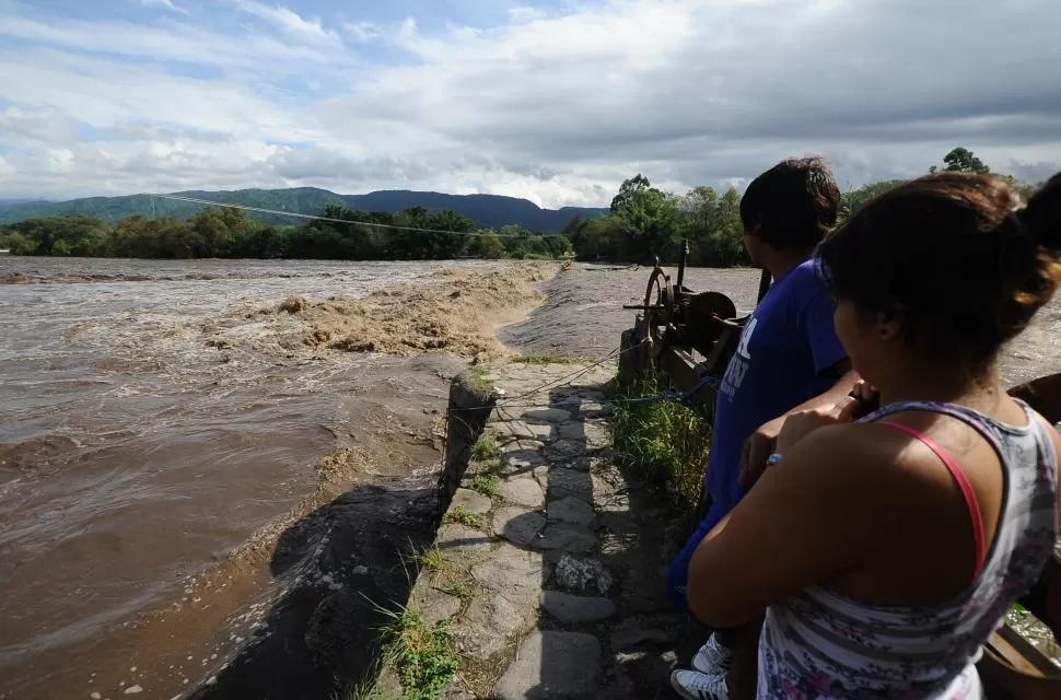 EN MINUTOS. Las lluvias provocan el desborde de diques de contención y torrentes con una acción devastadora. 