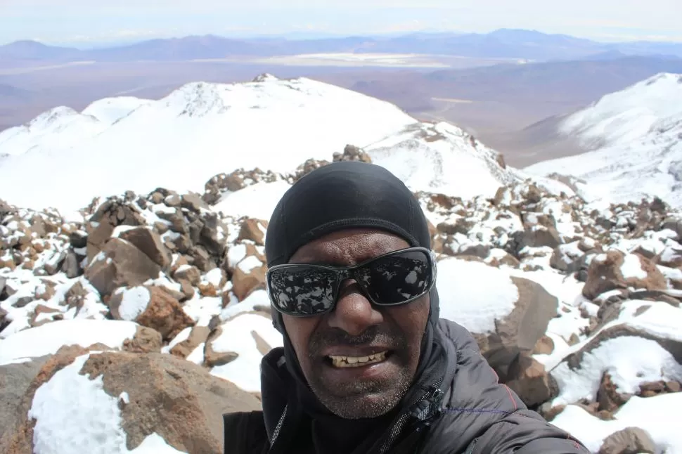 SELFIE. Malli Mastan Babu hizo cumbre en el volcán Tres Cruces, a las 10; luego bajó y lo sorprendió la nevada. fotos gentileza de LA EMBAJADA DE INDIA EN CHILE