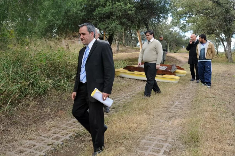 PRUEBAS. El fiscal López Ávila (de traje) supervisó las pericias científicas que se realizaron en El Cadillal. LA GACETA / FOTO DE inés quinteros orio (ARCHIVO)
