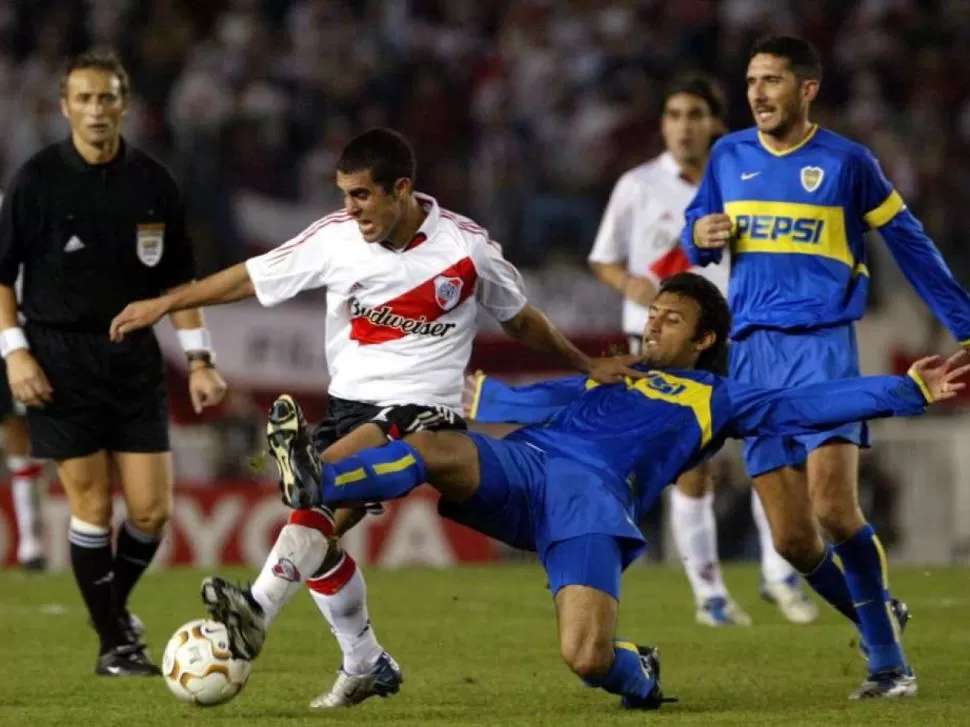 LA ÚLTIMA VEZ. Boca y River se enfrentaron por la Libertadores en 2004, por las semifinales que ganó el equipo “xeneize”. FOTO DE diarioadn.co