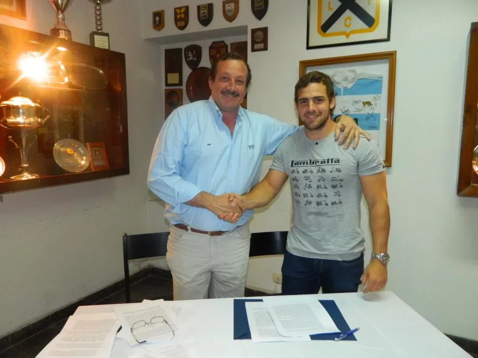 “BENJAMINES”. Nico Sánchez sella el acuerdo con Andrés Chavanne, vice segundo de la UAR, en la sede de Lawn Tennis. PRENSA UAR