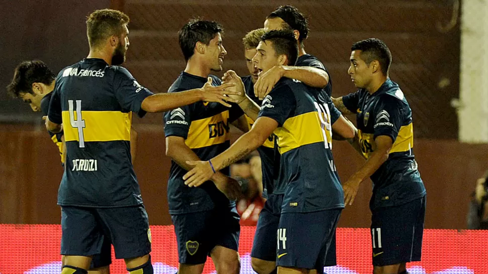 FESTEJO XENEIZE. Boca le gana a Lanús 2 a 1. Los jugadores de Boca celebran el primer gol anotado por Federico Carrizo. TELAM