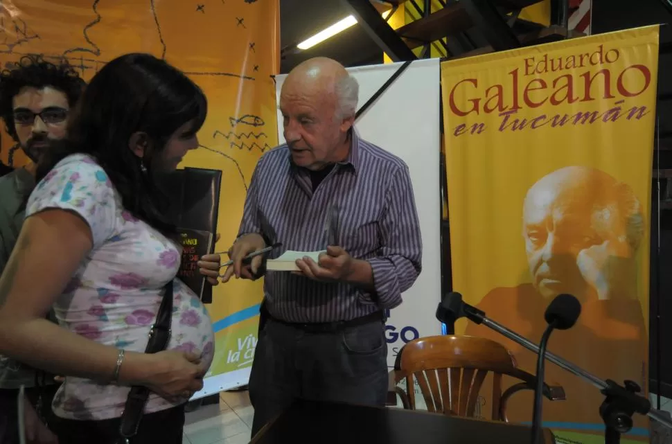 ÚLTIMO RECUERDO TUCUMANO. Galeano disertó en el teatro Alberdi el 26 de octubre de 2010. El 28 firmó ejemplares de sus obras en la librería El Griego. la gaceta / foto de inés quinteros orio (archivo)