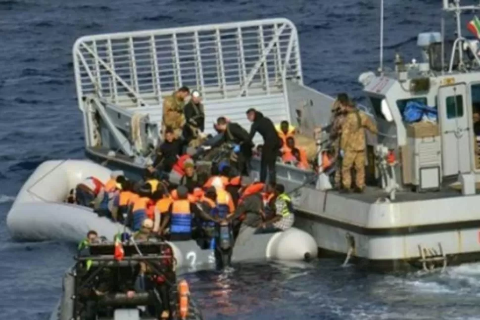 Naufragó un barco con 700 inmigrantes en el Mediterráneo