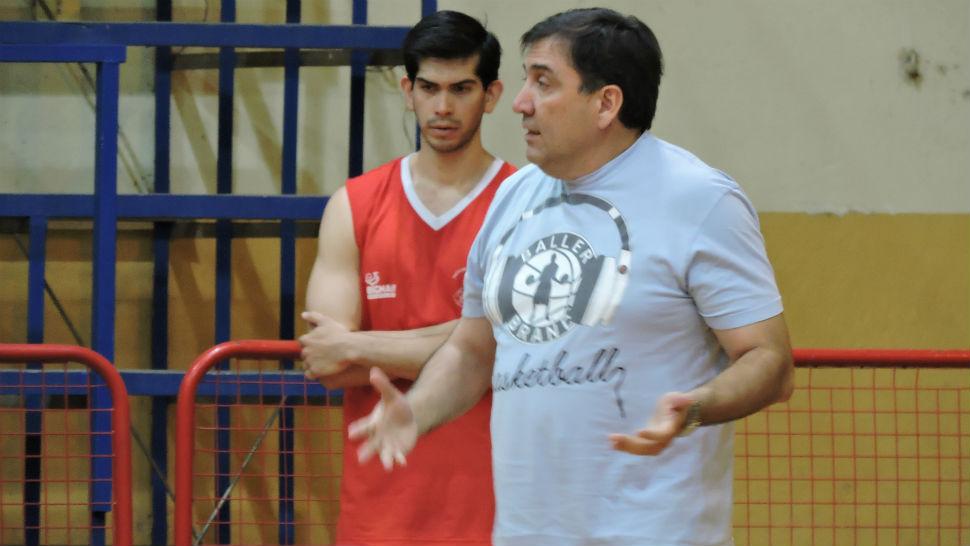 BUEN RENDIMIENTO. Lisandro Caniza, junto a su entrenador Enrique Picana Rodríguez.
FOTO TOMADA DE elclubdelbasquet.com