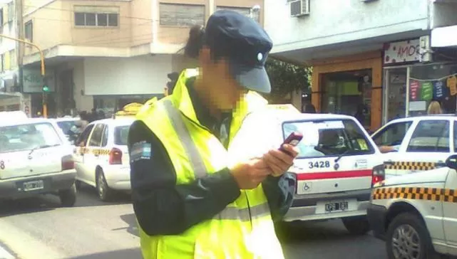 RIGUROSO. Desde el ministerio de Seguridad aseguran que si un policía es sorprendido usando su celular recibe sanciones y descuentos en su sueldo.  la gaceta / archivo