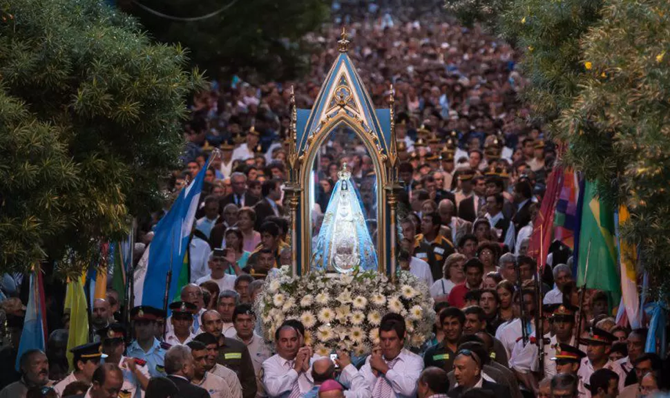 PROCESIÓN. Los fieles acompañaron la imagen de la Virgen del Valle. FOTO DEL ELESQUIU.COM