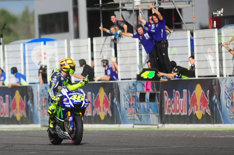 INOLVIDABLE. Valentino Rossi le dedica la victoria a sus mecánicos mientras las tribunas explotaban de alegría. la gaceta / foto de juan pablo sánchez noli (enviado especial)