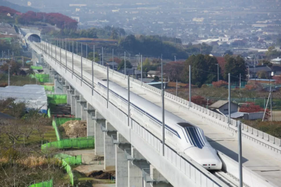 Un tren japonés que levita alcanza los 589 kilómetros por hora