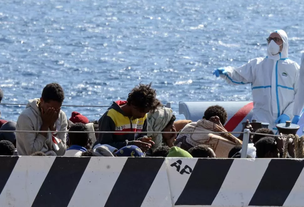 UN MILAGRO PARA MUY POCOS. Sólo un reducido grupos de pasajeros de la embarcación que zarpó de Libia logró salvarse de morir ahogado. telam
