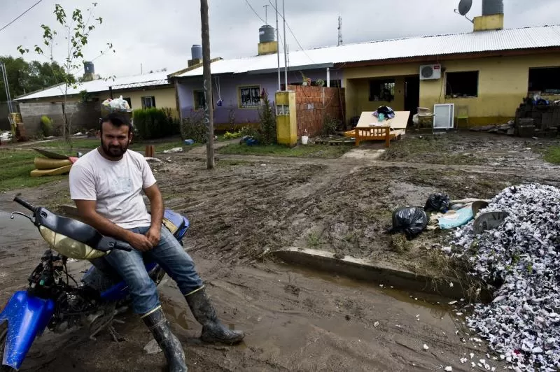 BARRIO SANTA RITA. Mario Torales, frente a su casa destruida por el agua. la gaceta / FOTO DE JORGE OLMOS SGROSSO