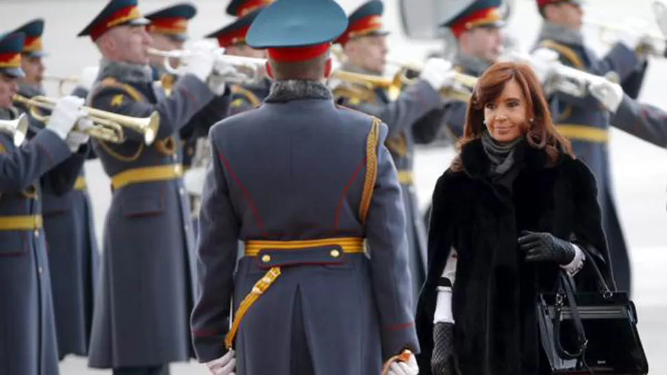 ARRIBO. La Presidentafue recibida con Guardia de honor. REUTERS