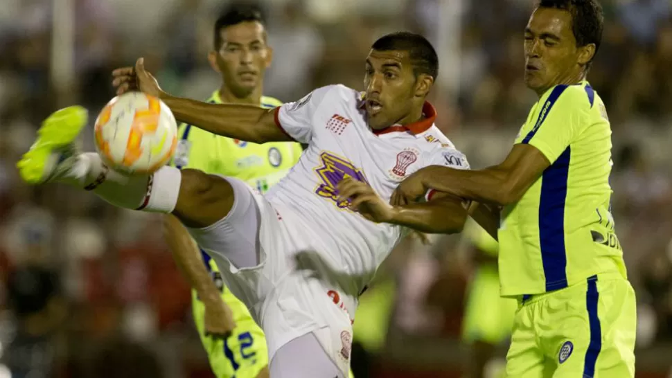 IMPOTENCIA. Huracán no pudo con Mineros, cayó 3-0 y quedó fuera de carrera en la Copa Libertadores. 