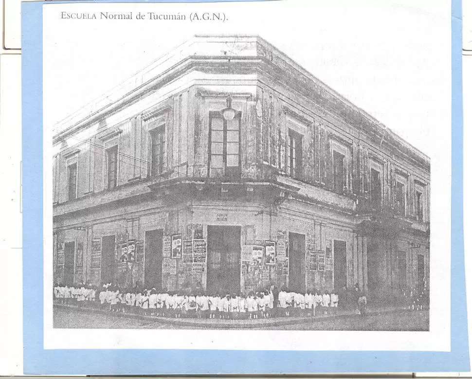 LA VIEJA NORMAL DE TUCUMÁN. Una fotografía de fines del siglo XIX muestra el antiguo local del establecimiento, que estuvo siempre en Mendoza y Muñecas. la gaceta / archivo
