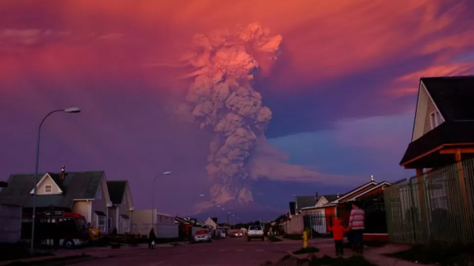 NUBE DE CENIZAS. La erupción del volcán chileno, ubicado a 140 kilómetros de Bariloche, puso en estado de alerta a esa ciudad. FOTO TOMADA DE MINUTOUNO.COM