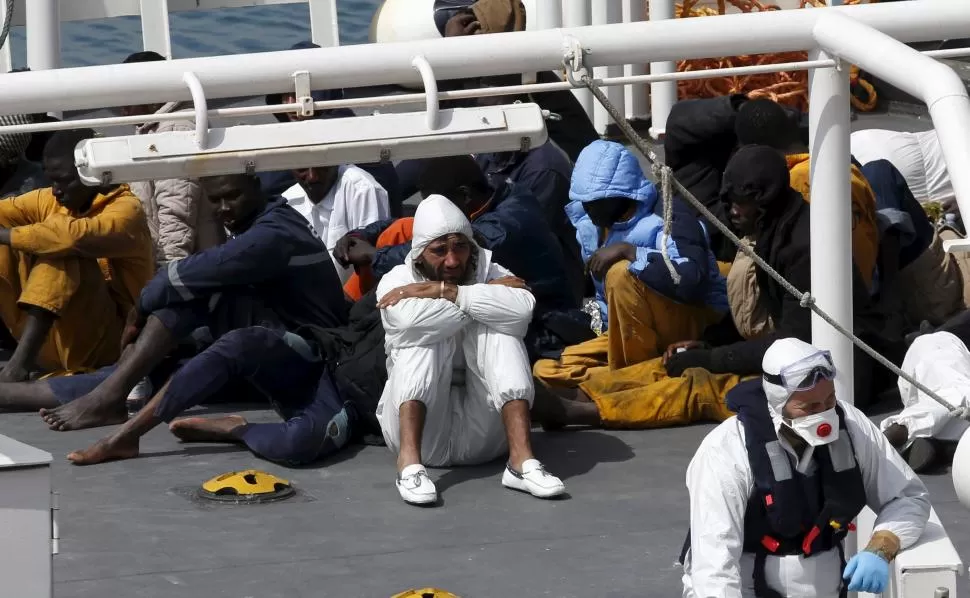PRESO. El capitán del barco hundido el fin de semana, Mohammed Alí Malek (en el centro), es llevado a tierra. fotos reuters 