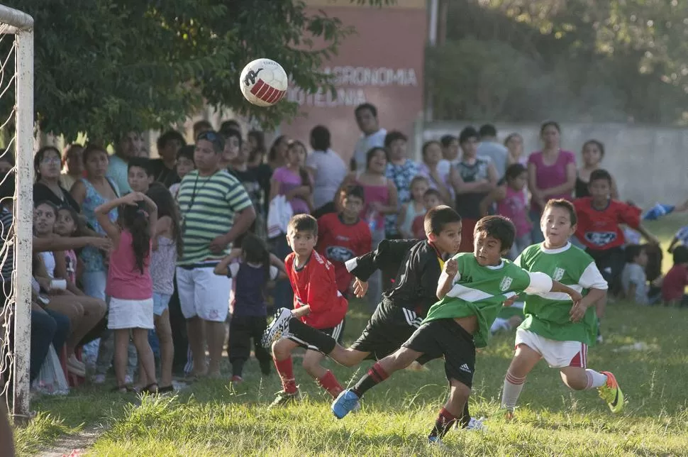 BUEN ESPECTÁCULO. Los chicos de Manantial FC y La Esperanza mostraron su talento ante una buena cantidad de público.  foto de miguel alejandro cruz