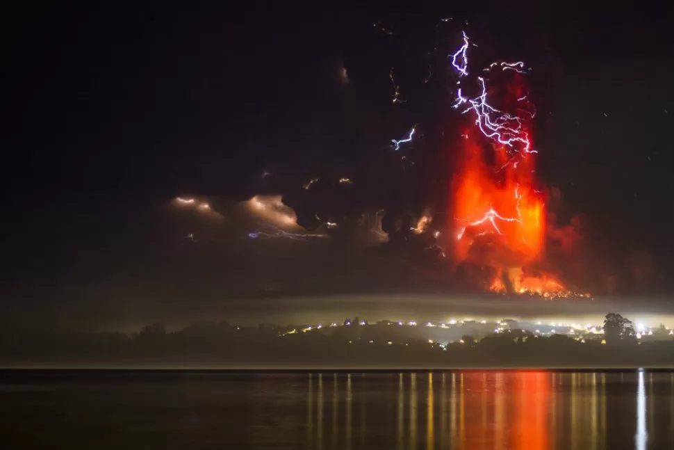 Impactante imagen de la segunda erupción del Calbuco. FOTO TOMADA DE CHILEVISION.CL.-