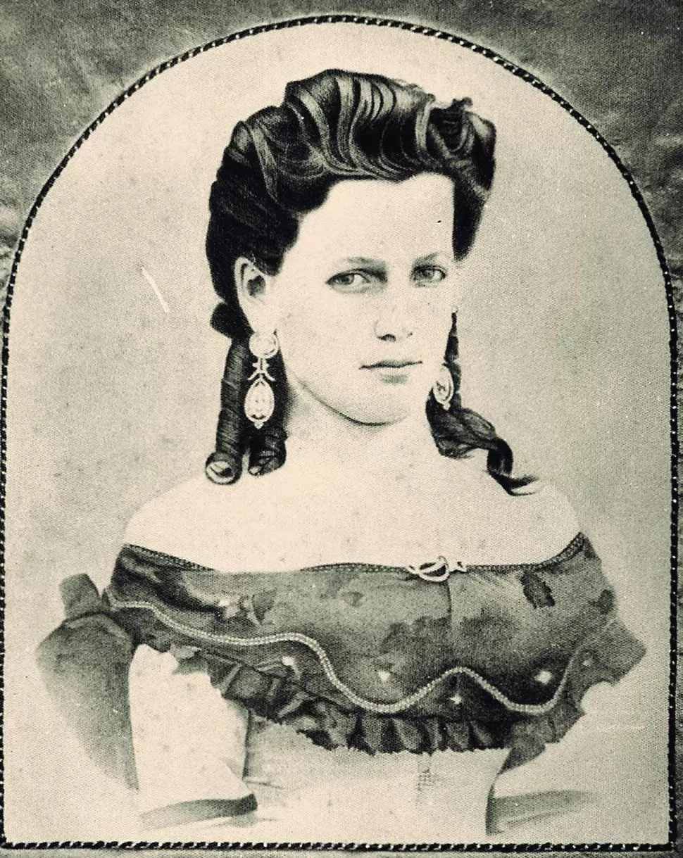 BELDAD TUCUMANA. Una de las inquietantes señoras que actuaban en sociedad, en la segunda mitad del siglo XIX. la gaceta / archivo