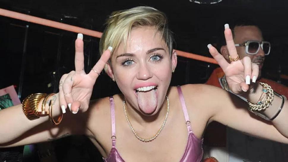 Miley Cyrus se divierte en una fiesta besando a hombres y mujeres
