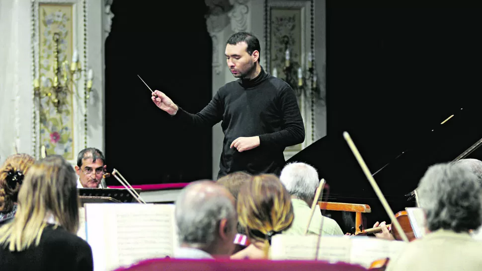 CONCENTRADOS. José Ramírez Duarte ensaya con los integrantes de la Sinfónica de la UNT. LA GACETA / FOTO DE ANALÍA JARAMILLO