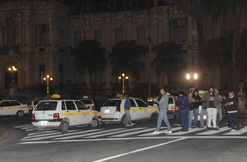 RECLAMO. En la madrugada, luego del robo, un grupo de taxistas fue a protestar frente a Casa de Gobierno.  la gaceta / fotos de antonio ferroni