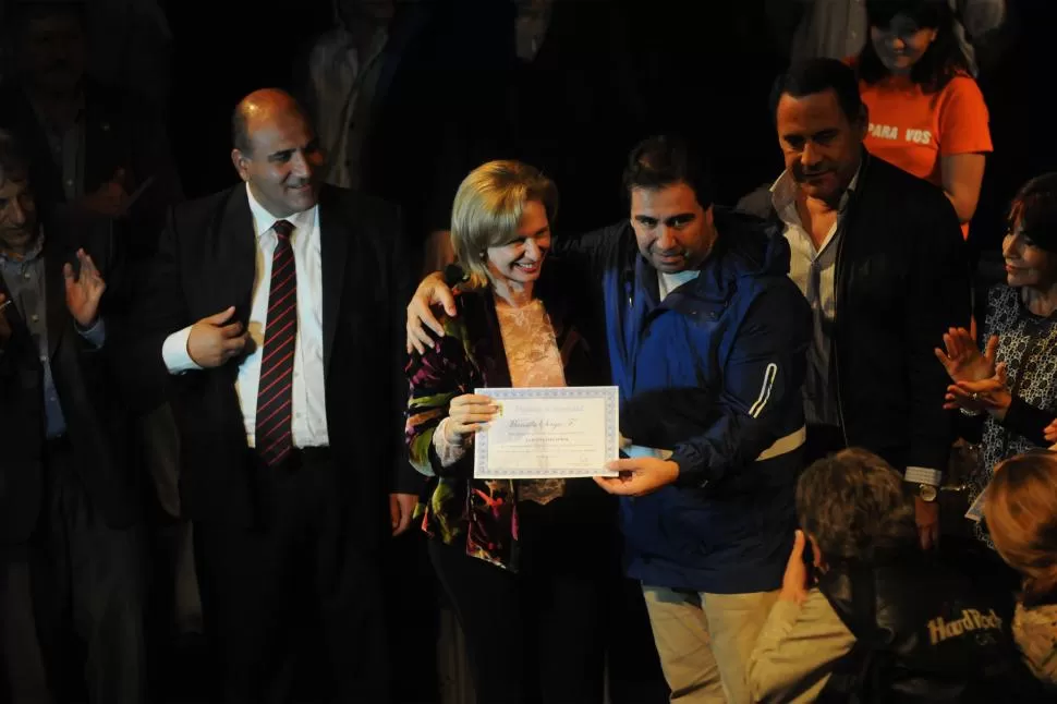 CARGO. Mansilla recibe de Rojkés su diploma de titular de la junta electoral. LA GACETA / FOTO DE INÉS QUINTEROS ORIO