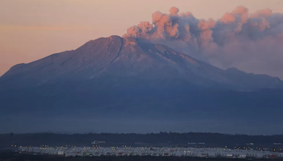 PELIGRO. El volcán seguirá con actividad, dicen los especialistas. REUTERS