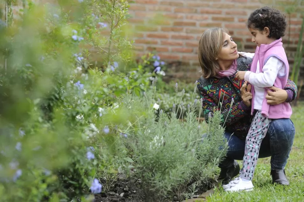 DULZURA. Sandra y Sofía disfrutan del jardín; las flores, las texturas y los aromas ayudan a estimular a la niña. la gaceta / foto de juan pablo sanchez noli