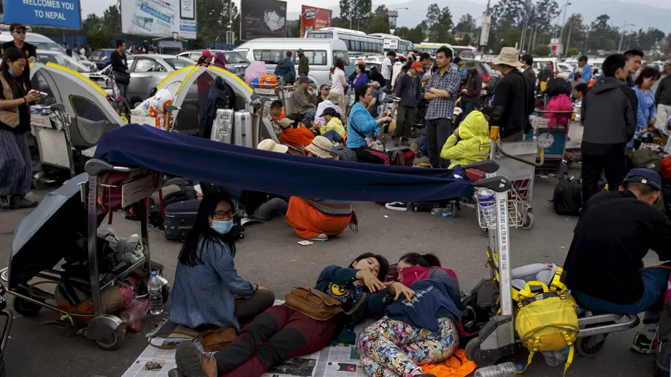 DRAMÁTICO. Algunas de las víctimas del terremoto fueron atendidas en el aeropuerto de Nepal. REUTES