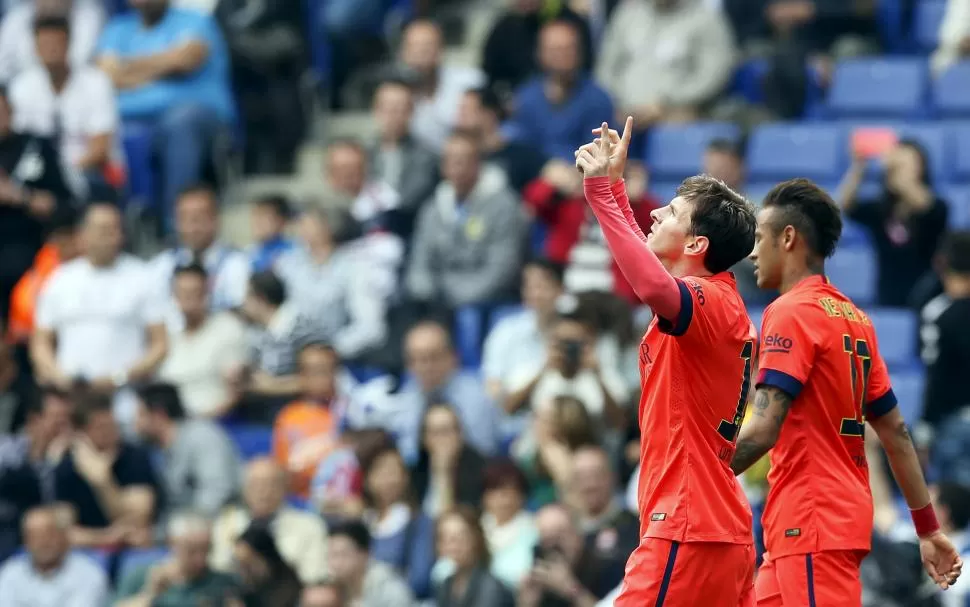 CLÁSICO FESTEJO. Messi levanta sus dedos al cielo tras el gol que convirtió ayer. reuters