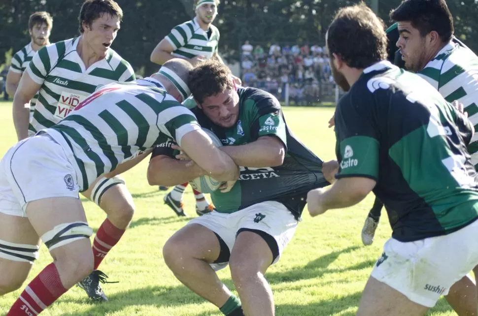PALO Y PALO. Gonzalo García Aráoz resiste el embate de un tercera línea. A Tucumán Rugby le costó doblegar a su anfitrión. fotos de prensa uar