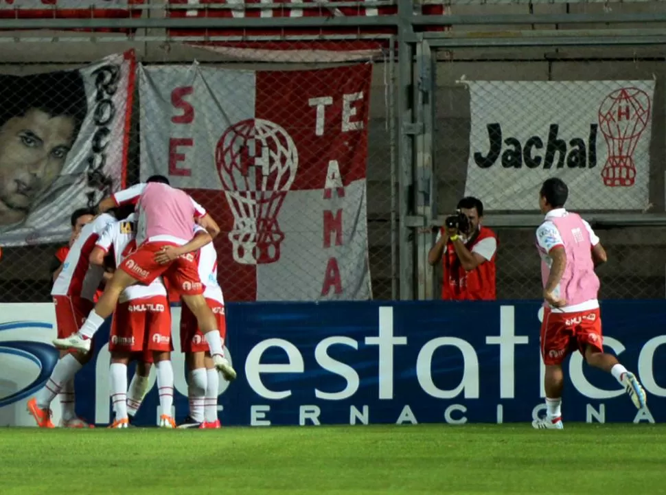 ABRAZO INTERMINABLE. Titulares y suplentes del “globito” abrazan a Edson Puch después de que marcara el gol del triunfo. TÉLAM