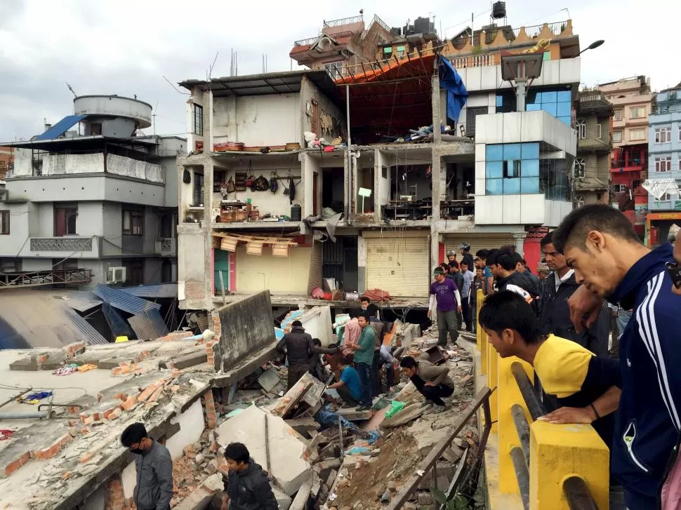 GRAVES DAÑOS. Viviendas destruidas y desolación en Katmandú. reuters