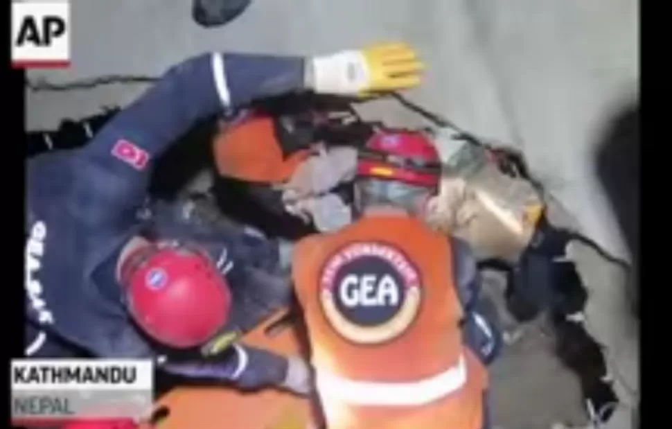 Increíble video del rescate a un hombre que estuvo dos días enterrado en Nepal