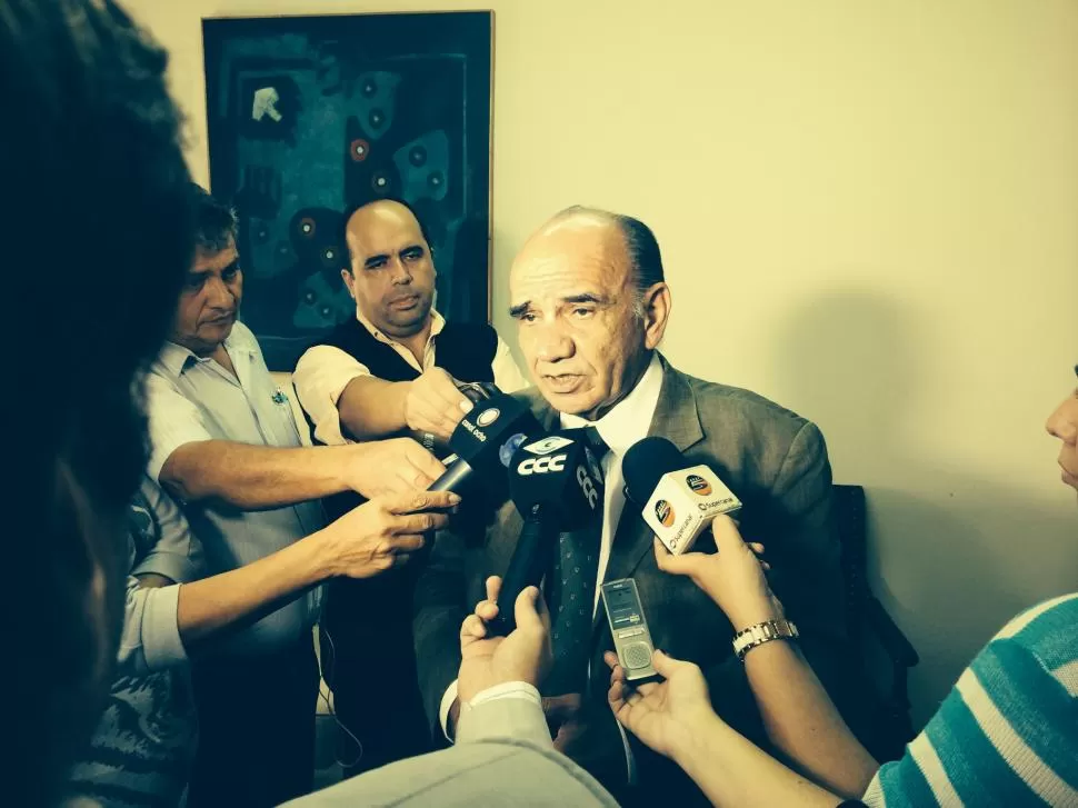 JEFE DEL MINISTERIO PÚBLICO. Edmundo Jiménez en la conferencia de prensa que dio ayer en el fuero penal. la gaceta / foto de roberto delgado