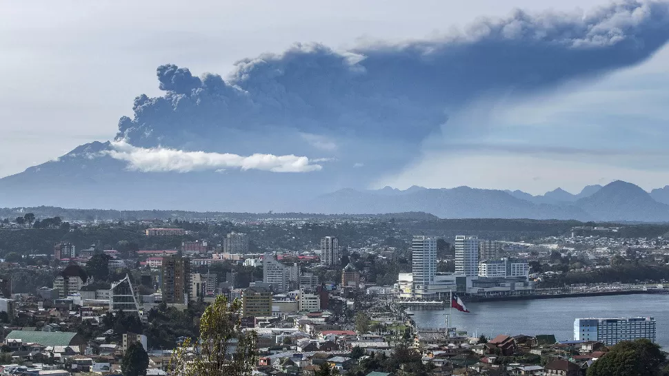 POSTAL. En Puerto Montt, el volcán chileno Calbuco comenzó hoy a emitir nuevamente cenizas en lo que es su tercer pulso eruptivo desde que entró en actividad el 22 de abril de 2015, informó el Servicio Nacional de Geología y Minería del país vecino.TELAM