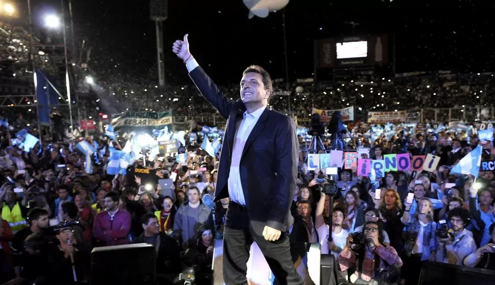  ESTADIO LLENO. Massa pidió disculpas “a las 20.000 personas que no pudieron entrar”, en el acto donde se cantó el Himno Nacional y la marcha peronista. dyn