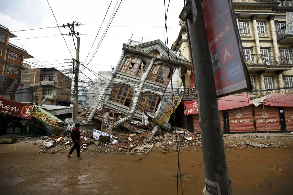 KATMANDÚ. Un nepalí camina entre la destrucción. La intensidad del movimiento telúrico llegó a desplazar de cuajo algunas viviendas. reuters