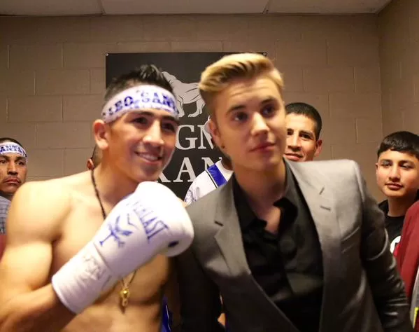 NO SE LO PIERDE. El mexicano Santa Cruz posa con Bieber antes de combatir. foto del twitter de @MeridianoTV