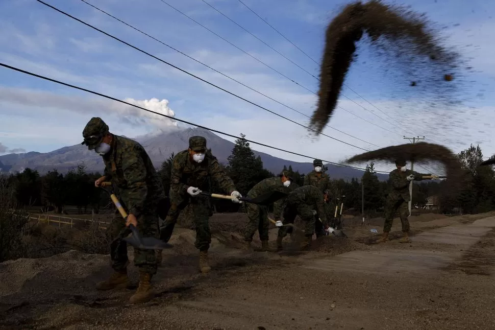 EN PUERTO VARAS. Los soldados chilenos palean las cenizas. reuters
