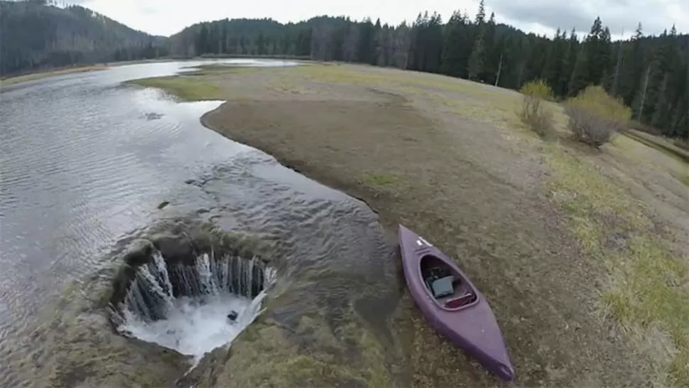 Un lago se vacía por un misterioso agujero