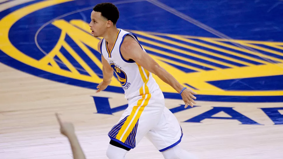 CASI NADA. Curry se convirtió en el segundo jugador de Warriors en recibir este reconocimiento en la historia. El anterior fue Wilt Chamberlain. REUTERS