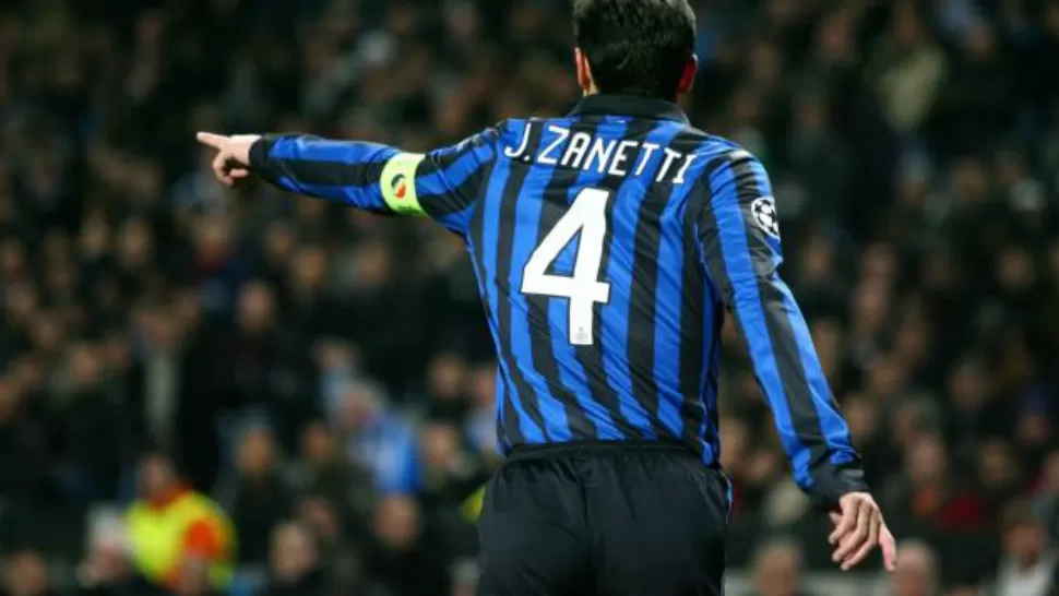 TRIBUTO. El número 4 es tuyo para siempre. Gracias Javier, lo homenajearon las autoridades del club Inter al argentino Javier Zanetti, quien hoy recibió una ovación en el estadio.